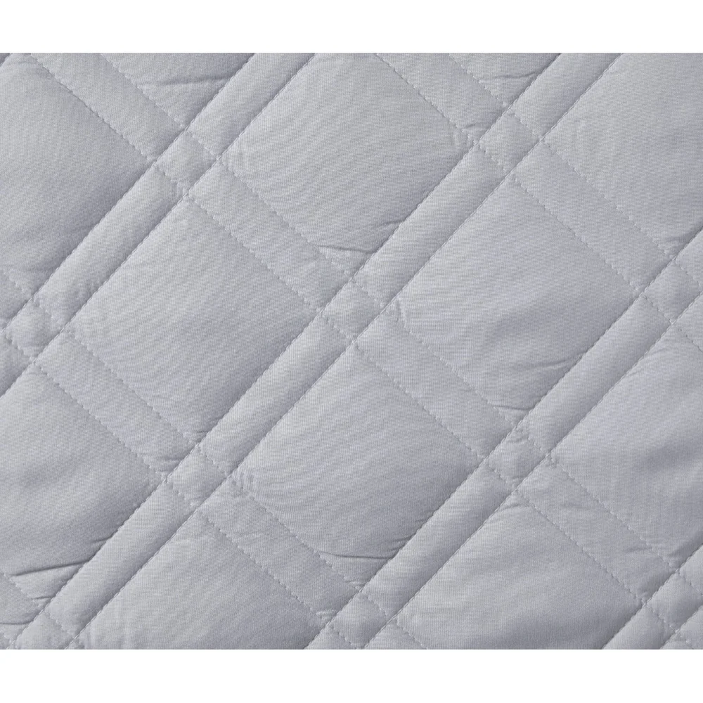 NEW Mainstays King Gray White Reversible Quilt Bedding